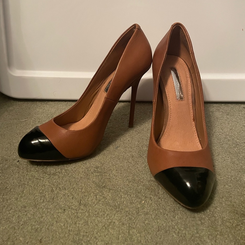 H by Halston Tan Leather Black-Toed Pumps